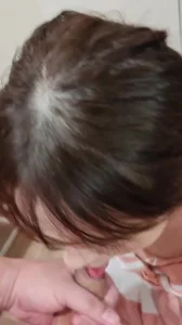 羞涩的女友打飞机，强制射她嘴里