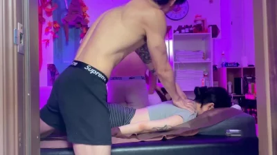 双人按摩4p，两个男技师身材好颜值高，8块腹肌按摩还有技