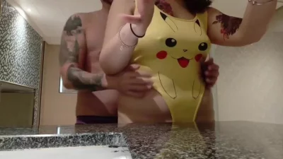极品微胖小姐姐！脱衣有肉，奶子超级好看还是白虎哦，穿鞋皮卡丘被操，超